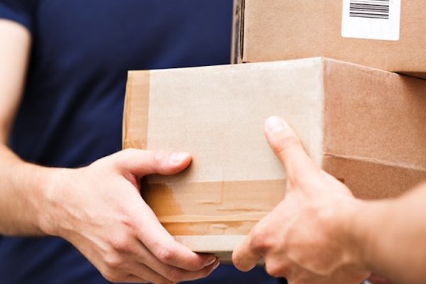 Livraison de colis en main propre.